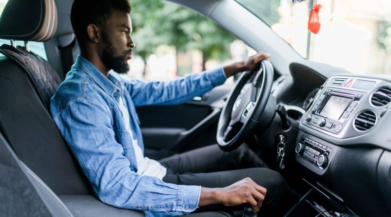 homme en voiture