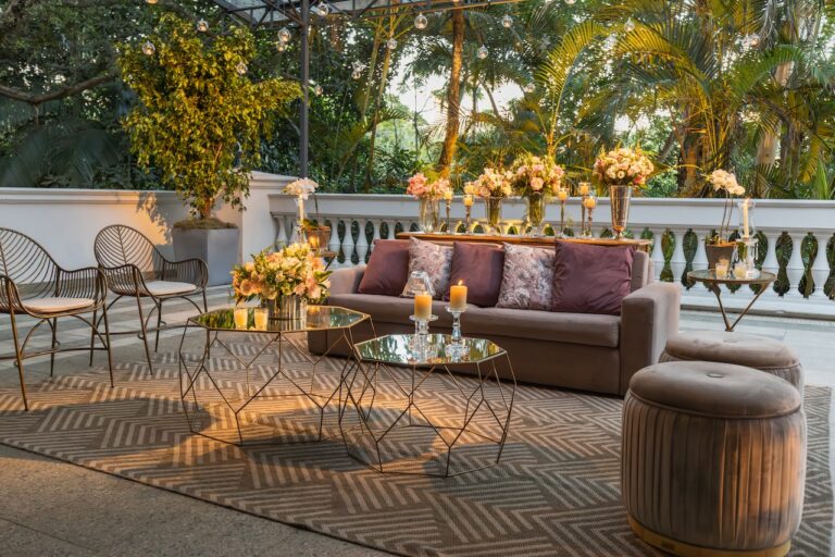 belle terrasse bien décorée